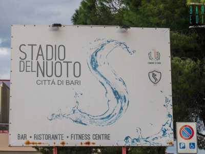 La sua insegna a forma rettangolare raffigura un�onda a forma di �S� (lettera che sta per �Stadio�) accompagnata da due loghi: uno del Comune, l�altro della Waterpolo, societ� che gestisce l�impianto dal 2012